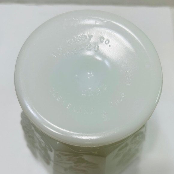 Vintage milk glass planter. Excellent condition. White, NO stains. Grape/leaf. - Picture 4 of 5